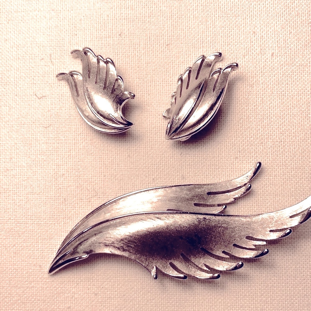 Trifari silver angel wings vintage set. 1960s.
Brooch and earrings, rare.